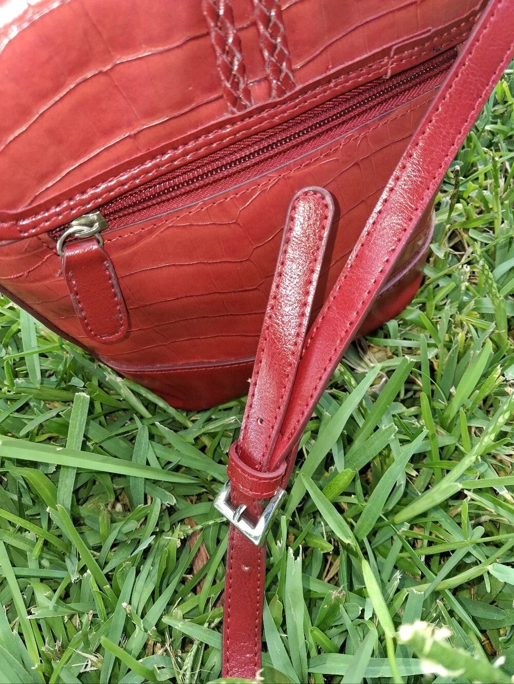 GORGEOUS RED FAUX CROC STYLE EMBOSSED PURSE. VIBRANT SILVER TONE HARDWARE.